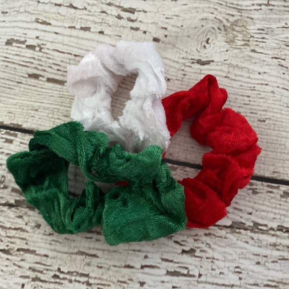 Set of 4 Velvet Scrunchies- Assorted/ Random Colors NWOT - Picture 3 of 6